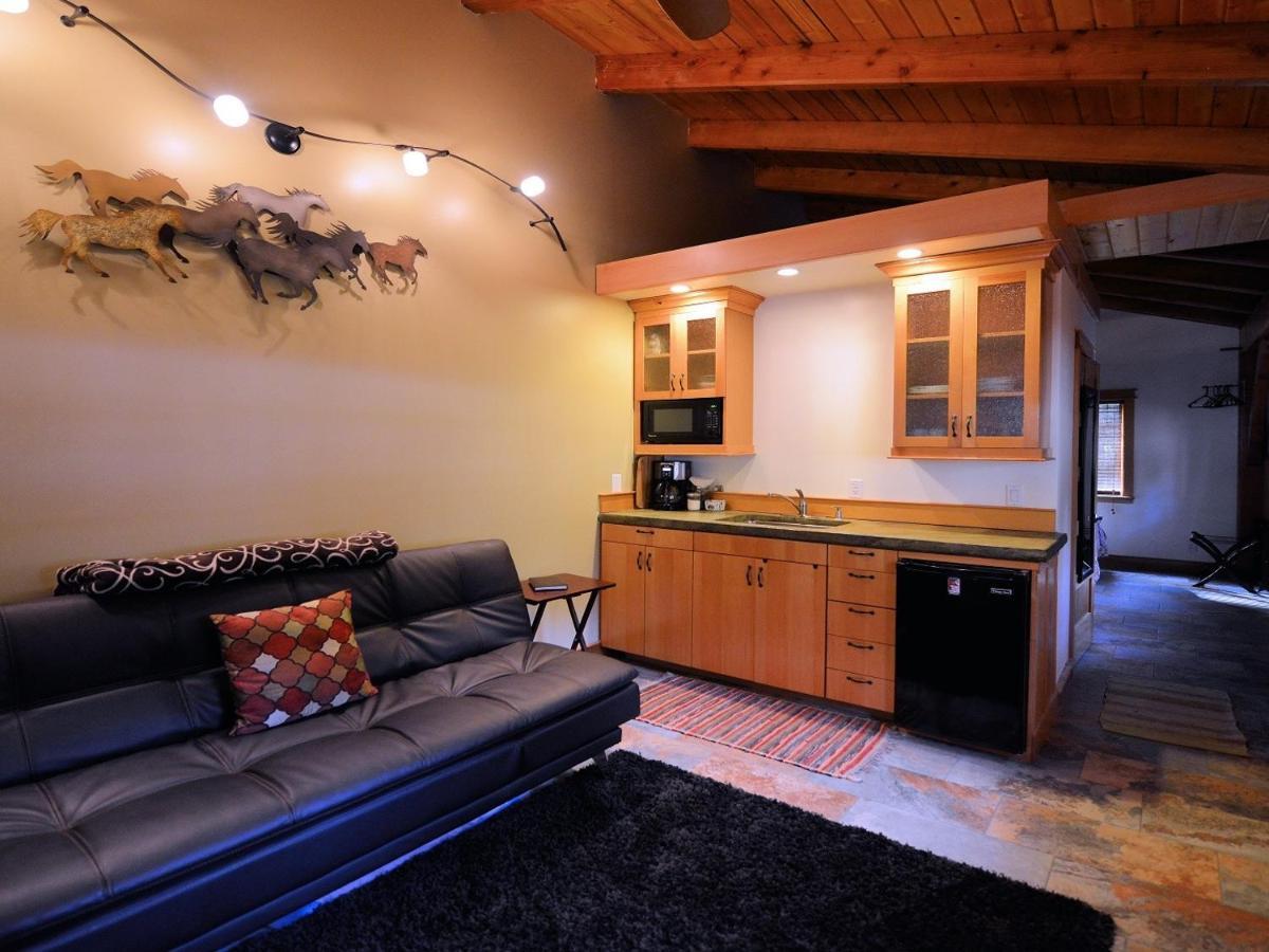 Carriage House Accommodations Гірдвурд Номер фото